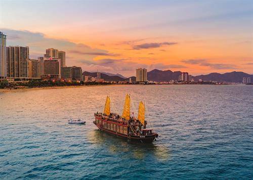 Nha Trang Sunset Cocktails and Dinner Cruise